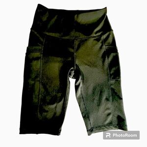 Ebb & Flow black yoga/exercise shorts with pockets Women’s size small | mm-3
